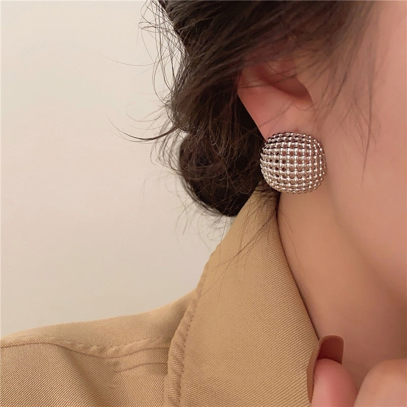 Boucles d’Oreilles Carrées Métal ajouré – Style Coréen Chic & Moderne