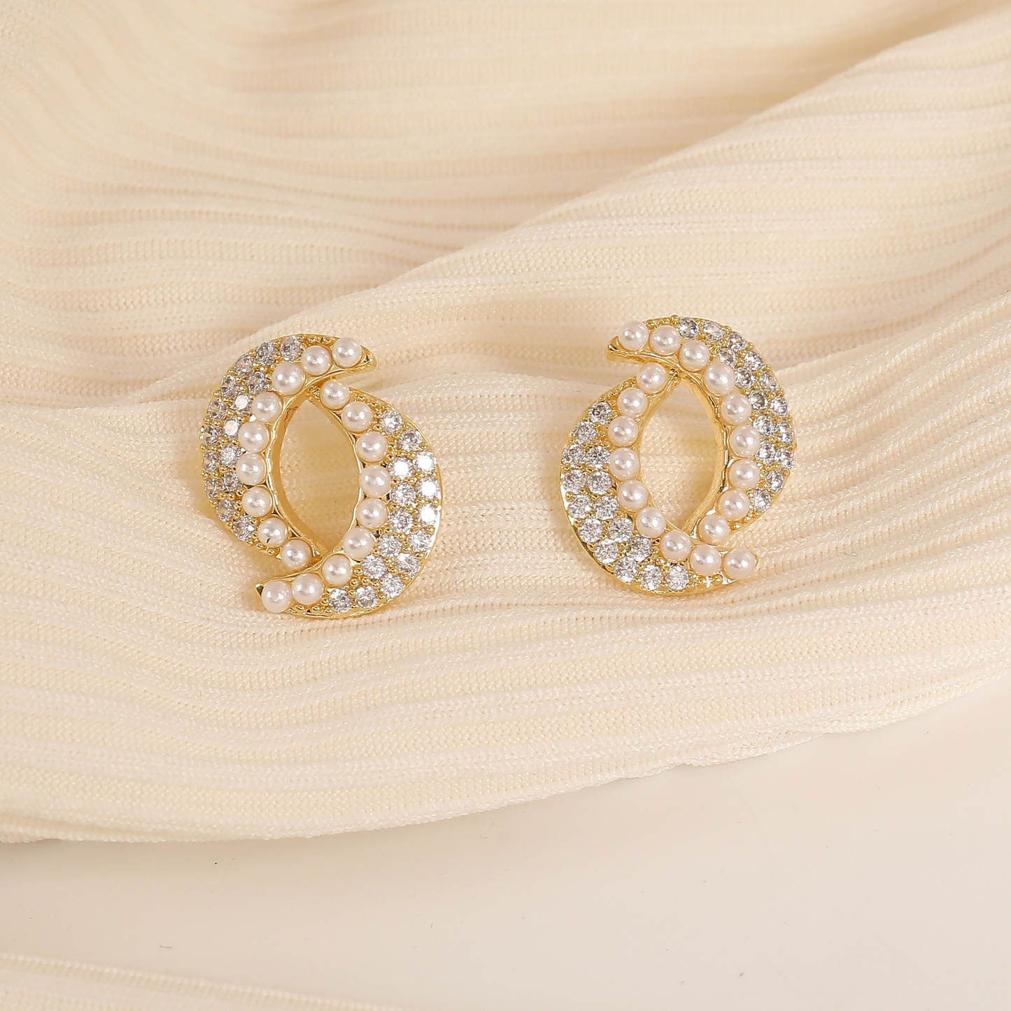 Boucles d'oreilles géométriques en perles – Légèreté & luxe discret
