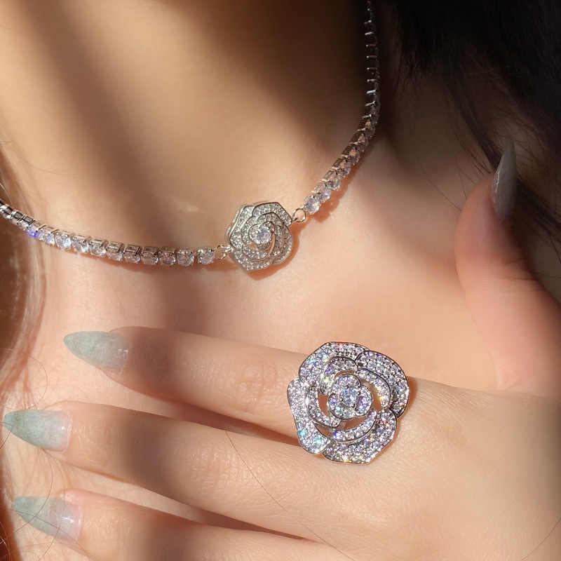 Parure Camélia plaquée or 18 carats - Collier raffiné, bracelet éclatant, bague élégante et boucles d’oreilles assorties