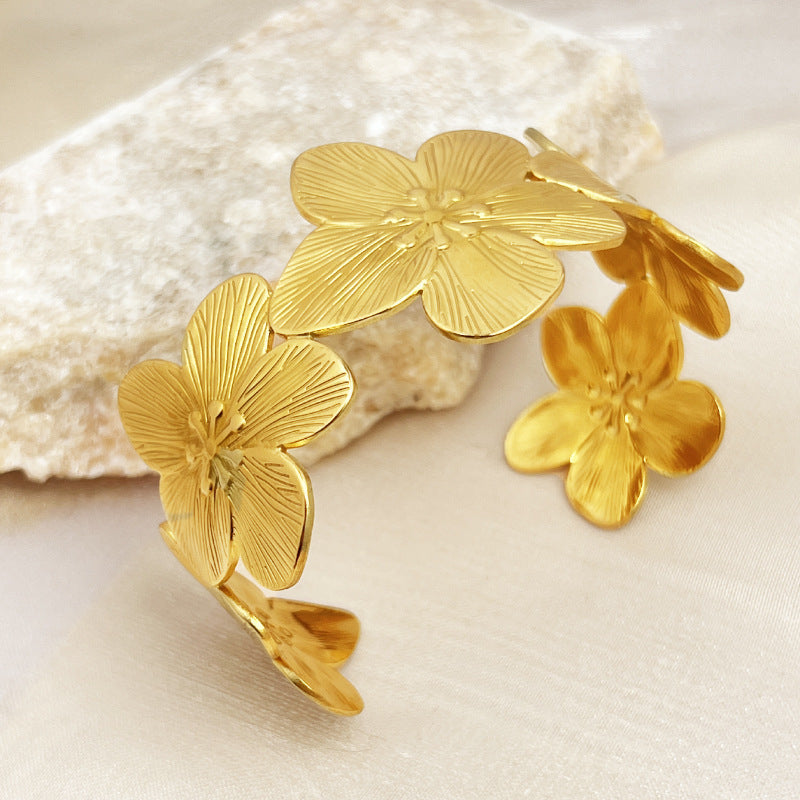 Bracelet Femme Doré à Ouverture – Motif Fleurs & Pois – Bijou Rétro Chic