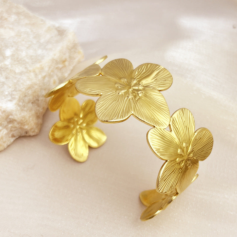 Bracelet Femme Doré à Ouverture – Motif Fleurs & Pois – Bijou Rétro Chic