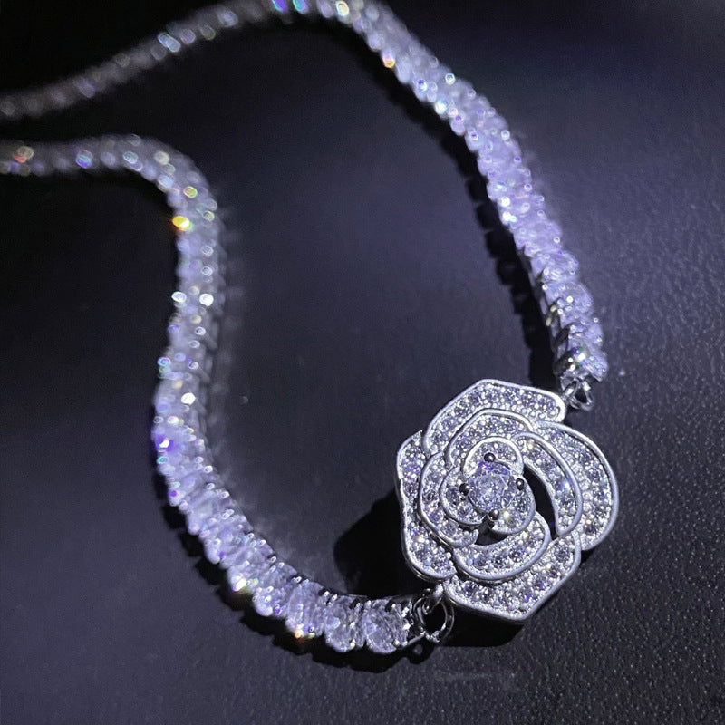 Parure Camélia plaquée or 18 carats - Collier raffiné, bracelet éclatant, bague élégante et boucles d’oreilles assorties