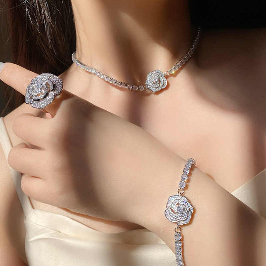 Parure Camélia plaquée or 18 carats - Collier raffiné, bracelet éclatant, bague élégante et boucles d’oreilles assorties