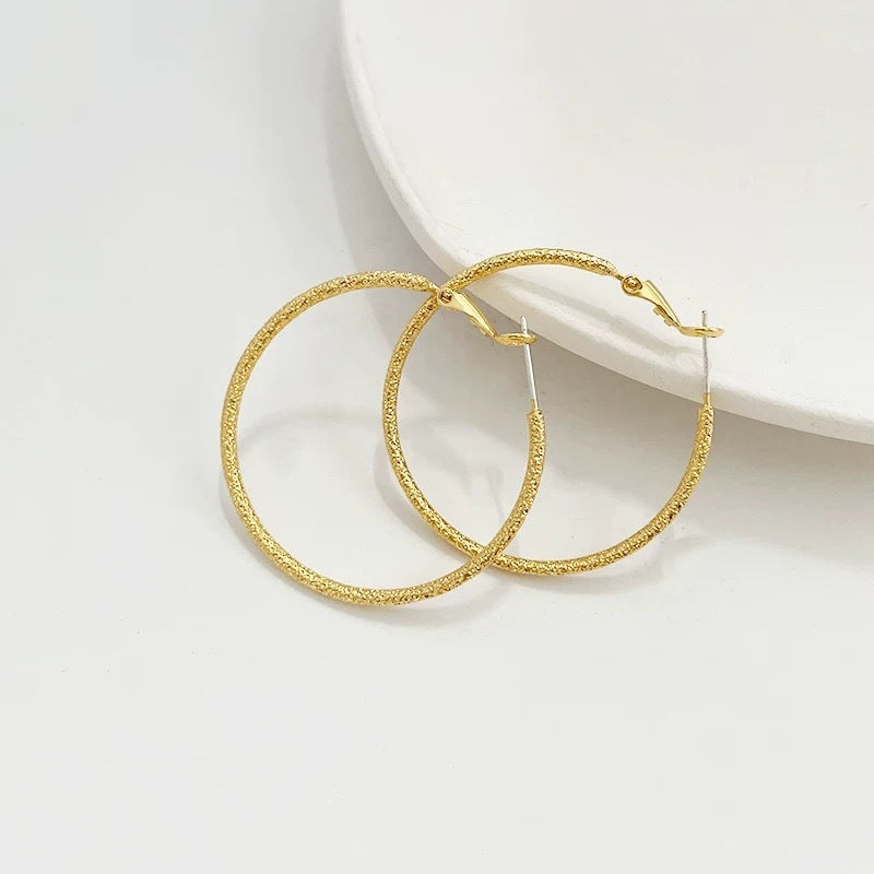 Boucles d’oreilles créoles fines effet ciel étoilé – Cercle argenté 5 cm pour femme
