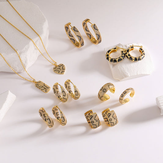 Boucles d’oreilles & bague imprimé léopard style serpent