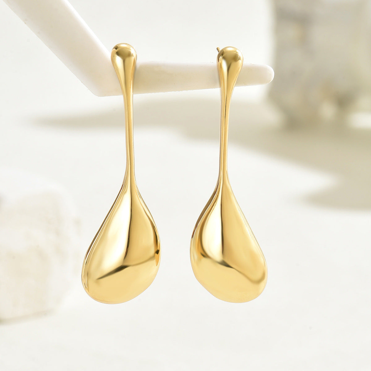 Boucles d’Oreilles Femme Design Géométrique Goutte d’Eau – Style Minimaliste et Tendance